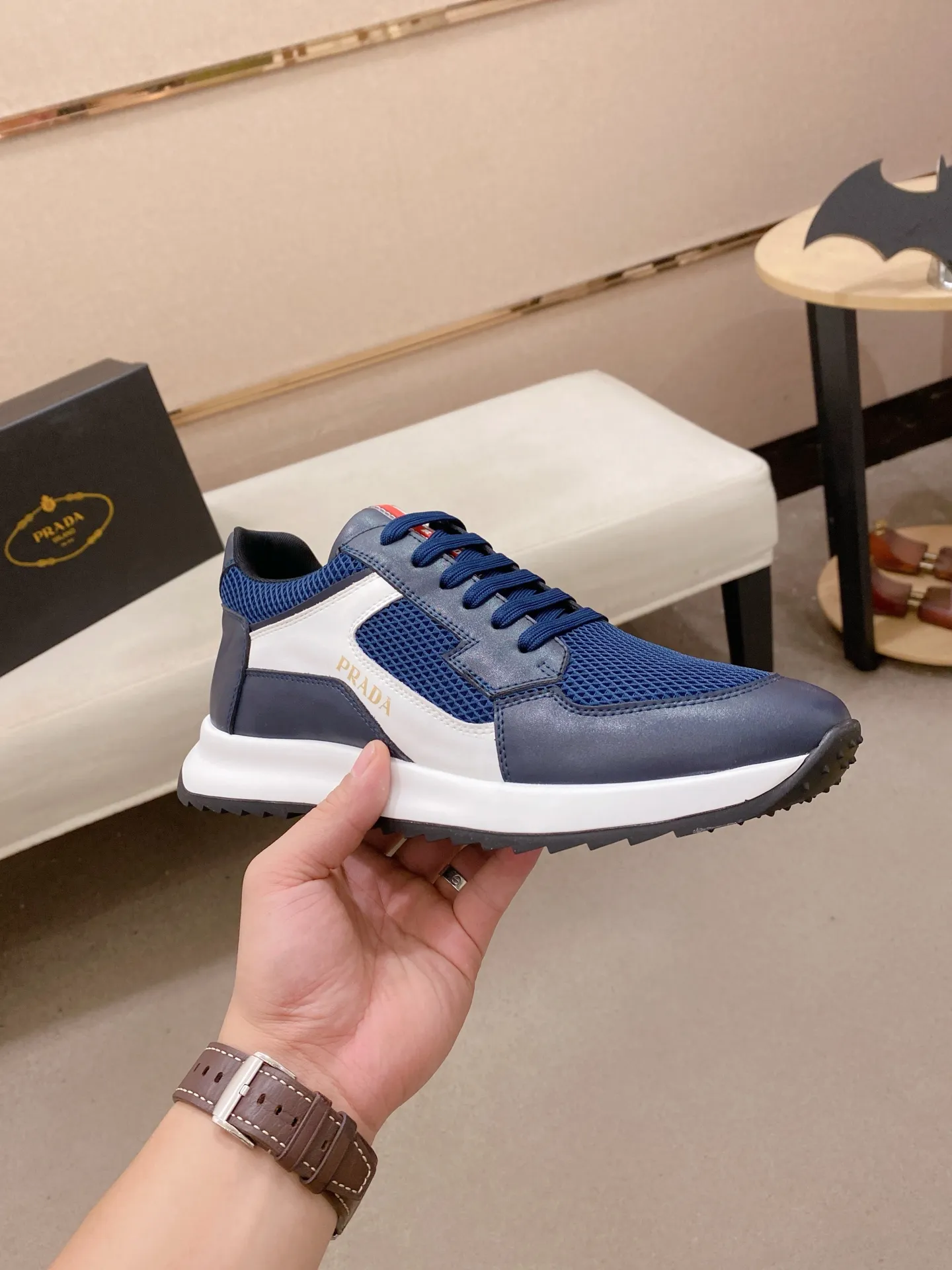 Factory price 462💰 The new PRADA (Prada) counters are launched simultaneously, new men's shoes, 😘fabrics are selected from cowhide. Lining: Mesh lining. 👍🏿 High-end ☄️ air-cushion molded anti-slip rubber outsole, exquisite lines, simple and elegant, comfortable and high-end for leisure travel. Number of yards: 38 to 44. Can be ordered for 45 non-refundable